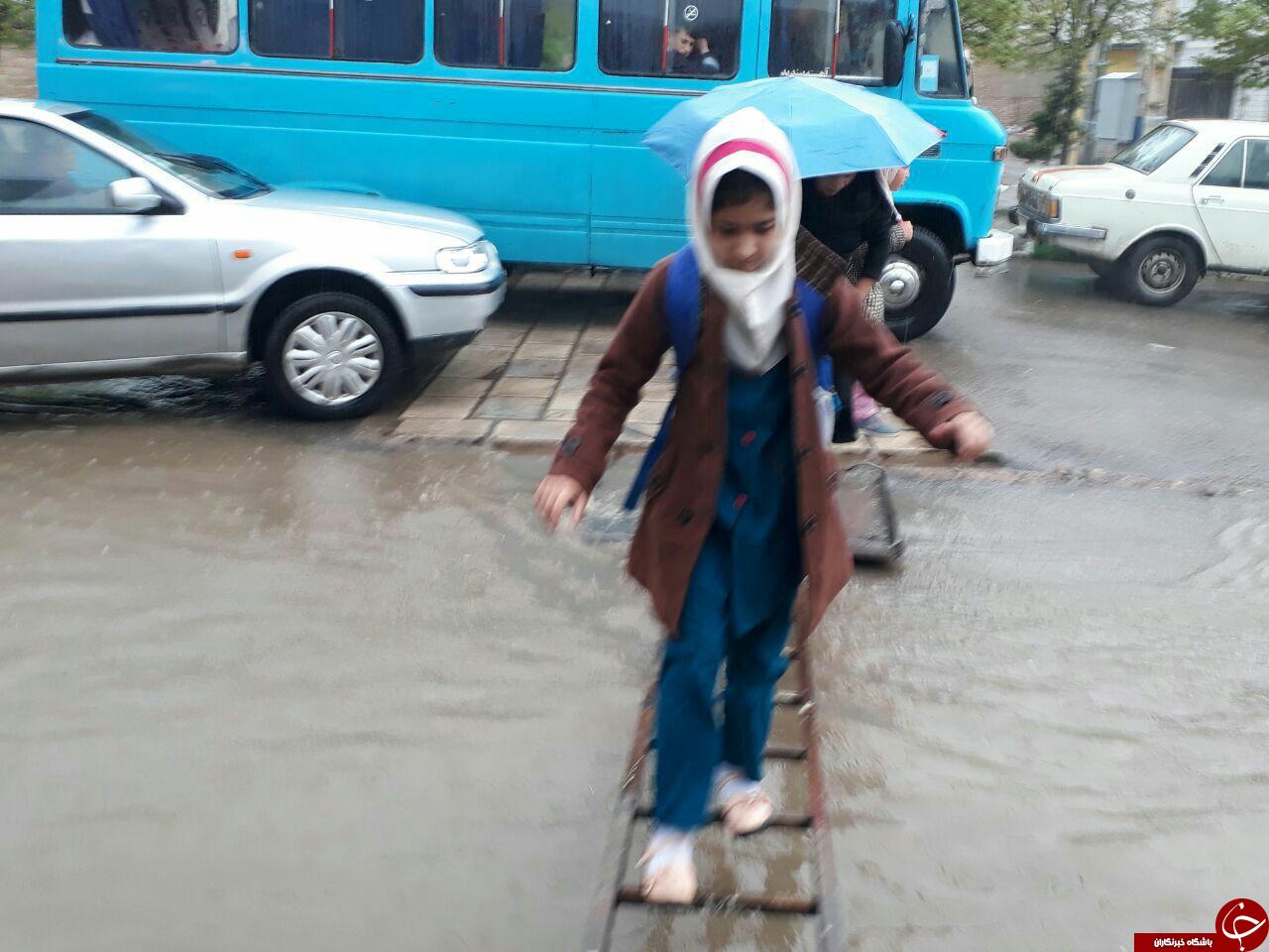 عبور و مرور دانش&zwnj;آموزان خرمدره از دریاچه +تصاویر