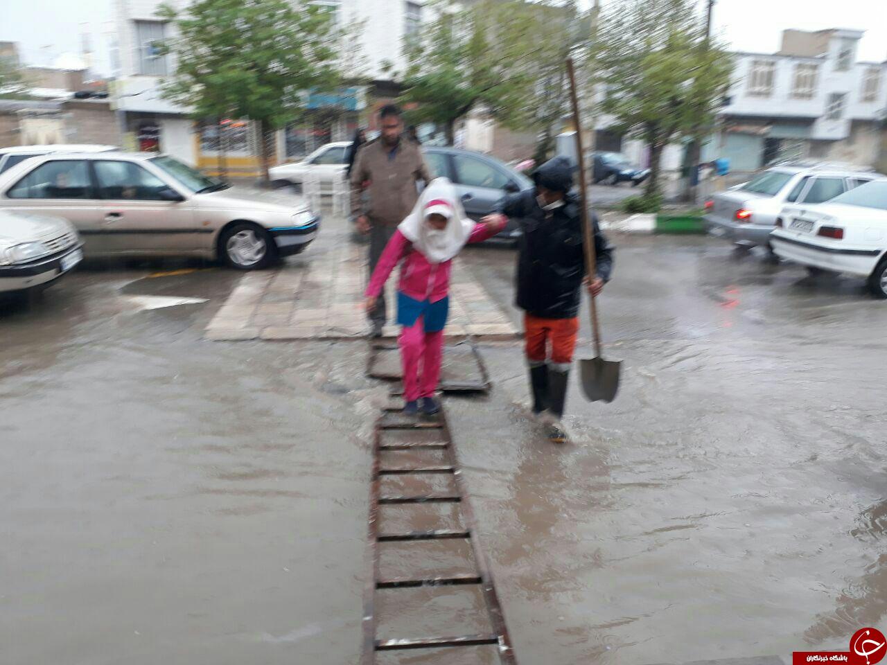 عبور و مرور دانش&zwnj;آموزان خرمدره از دریاچه +تصاویر