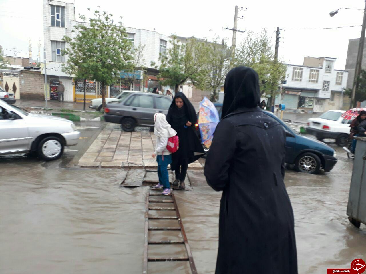 عبور و مرور دانش&zwnj;آموزان خرمدره از دریاچه +تصاویر