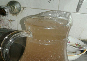 آب شرب نوشابه‌ای در روستای «ماکران» + فیلم