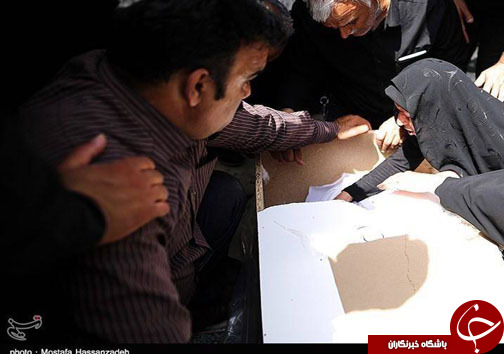 عکس/ وداع دردناک مادر سرباز شهید مرزبان