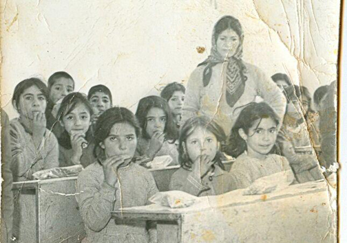 معلمی برای خانم ها در جامعه سنت گرا شغلی مشقت بار  بود