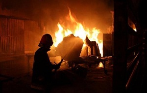 مهار آتش سوزی در یک کارگاه تولید و انبار یونولیت در ساوه