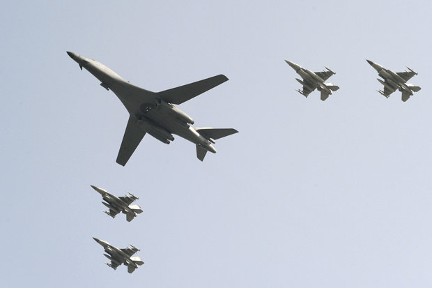 پرواز بمب افکنهای B-1B آمريکا بر فراز شبهجزيره کره پرواز بمب افکنهای B-1B آمريکا بر فراز شبهجزيره کره