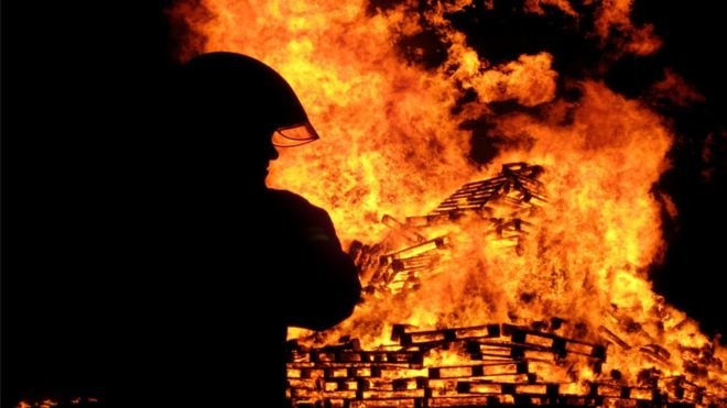 مهار آتش سوزی یک واحد تجاری و کارگاه نجاری در مشهد