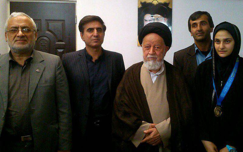 مدال طلای قهرمان تکواندوی آسیا برگردن پدر شهید مدافع حرم
