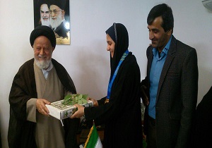 اهدای مدال قهرمان آسیا به خانواده شهید مدافع حرم سمنان