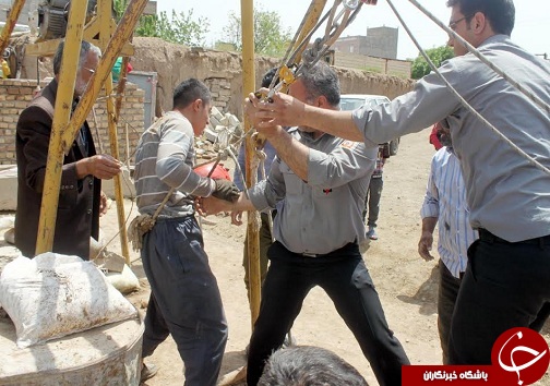 نجات دو کارگر از عمق چاه