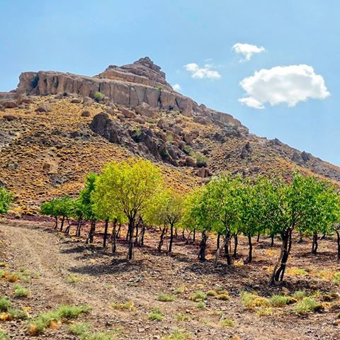سرخان روستایی در وسط کوه ها