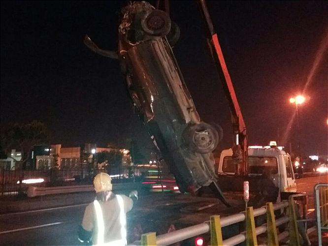 واژگونی خودرو پراید داخل کانال آب بزرگراه شهید لشکری+ تصاویر