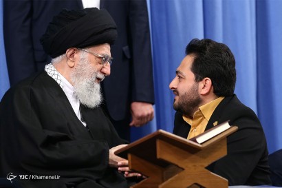 هدیه ارزشمند به قاری بین المللی قرآن از سوی رهبر معظم انقلاب