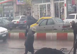 آسفالت خیابان در بارندگی !! + فیلم