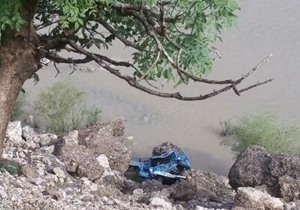 سقوط خودروی نی سان به داخل دره