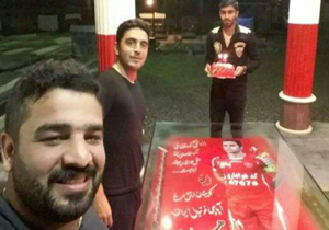 کیک تولد یار هادی بر مزار هادی