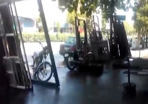 تبدیل شدن پیاده رو به کارگاه + فیلم