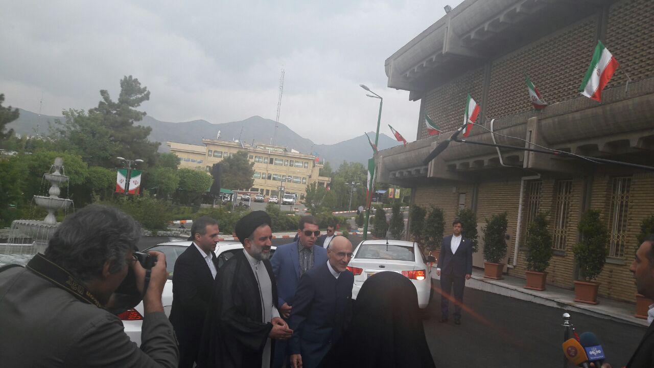 میرسلیم برای حضور در دومین مناظره وارد صدا و سیما شد+ تصویر