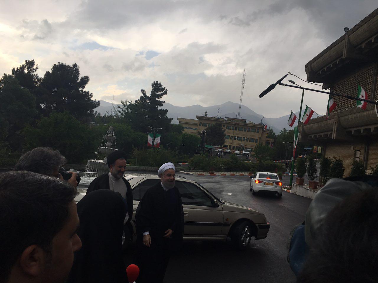 روحانی برای حضور در دومین مناظره وارد صدا و سیما شد+ تصویر