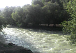 نمایی از رودخانه خروشان در چالوس + فیلم