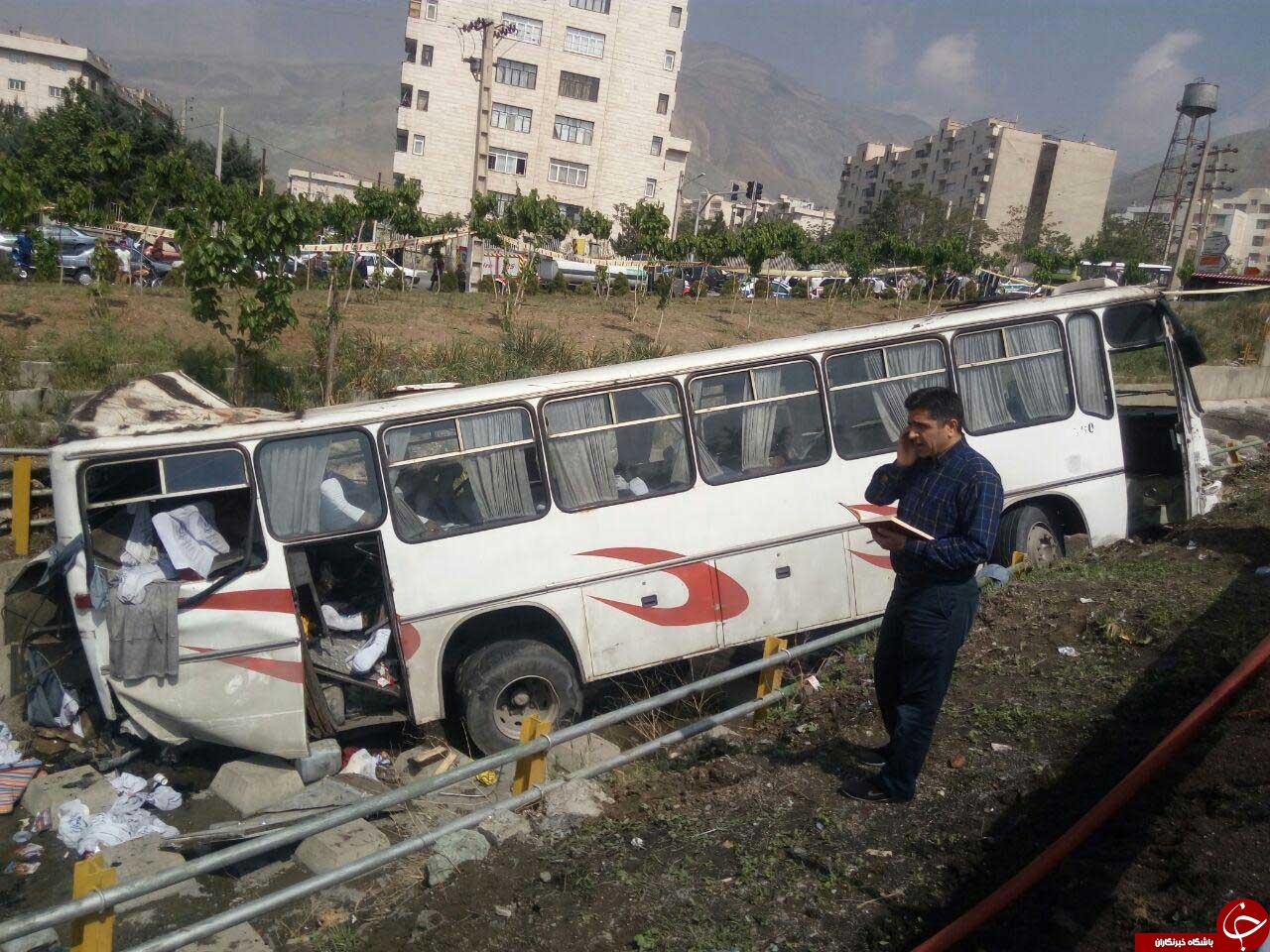واژگونی هولناک اتوبوس حامل دانش آموزان در پایتخت! + تصاویر
