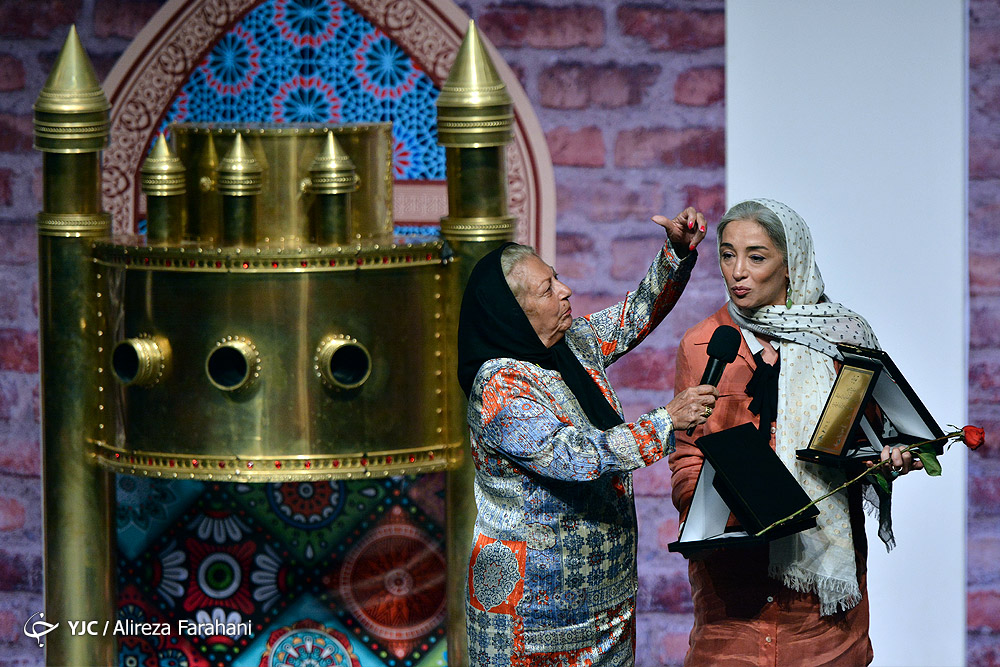 تقدیر از بازیگران برگزیده تئاتر در روز ملی تئاتر/ فردوس کاویانی هم تجلیل شد