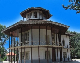 بازارچه صنایع دستی در عمارت کلاه فرنگی رشت