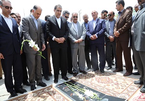 حضور وزیر بهداشت، درمان و آموزش پزشکی بر مزار شهدای عرصه سلامت در زاهدان +عکس