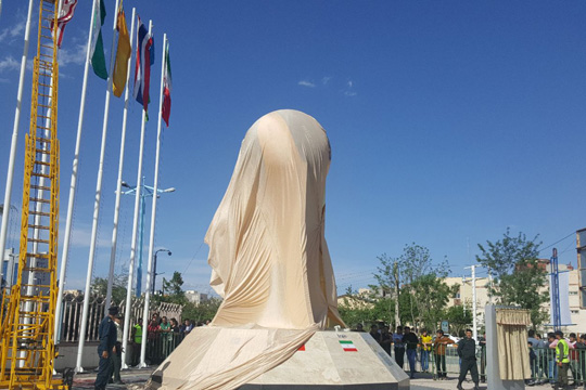 رونمایی از تندیس مسابقات به دست وزیر ورزش