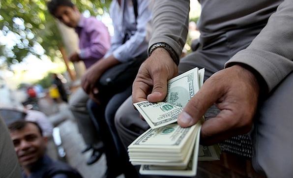 صرافی‌های غیرمجاز بلای جان مبادلات ارزی/ وجود دلالان ارز به چه دردی می‌خورد؟