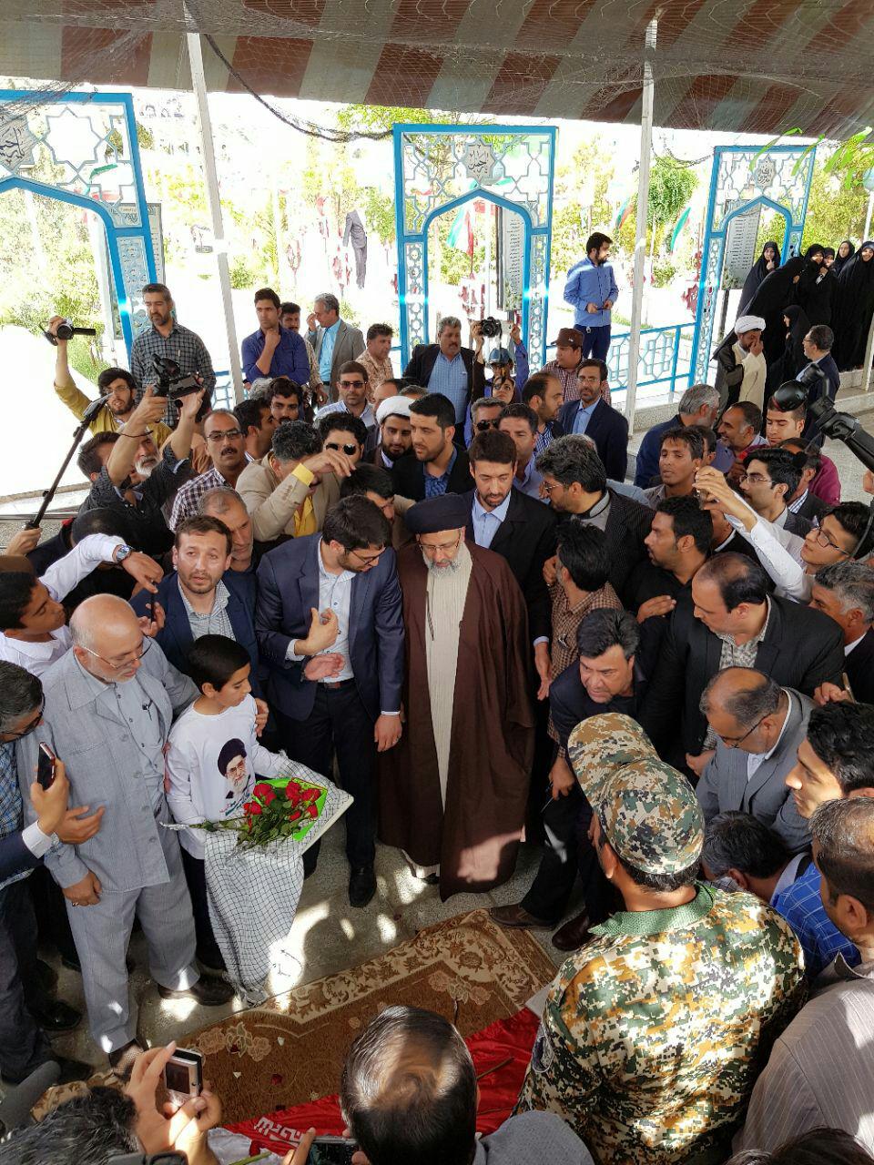 حجت&zwnj;الاسلام رئیسی وارد زاهدان  شد/اهدای تندیس اولین جام انیمیشن جهان به حجت الاسلام والمسلمین سید ابراهیم رئیسی+ تصاویر