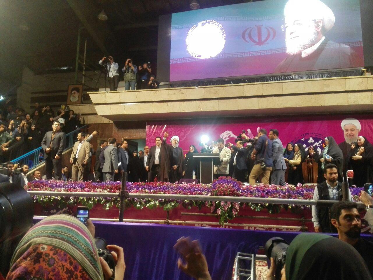 باشگاه خبرنگاران -گردهمایی زنان ستاد روحانی در ورزشگاه شیرودی برگزار شد