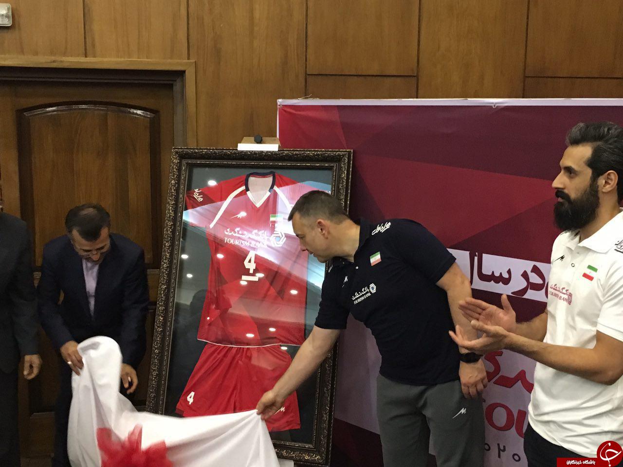 جشن قهرماني ليگ هاي برتر در حال برگزاري است/ پيراهن تيم ملي رونمايي شد + عكس