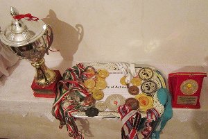 گردن آویزهای رنگین بر سینه ورزشکاران خرمدره ای