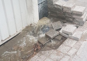 فوران فاضلاب در پارکینگ مسکونی + فیلم