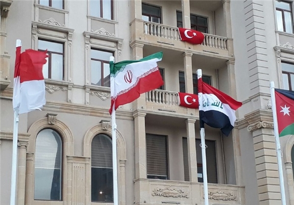 پرچم ایران در حضور افشارزاده بالارفت+ عکس
