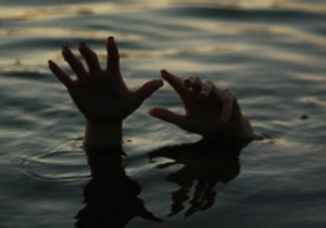 لحظه غرق شدن دو سرنشین خودرو در رودخانه