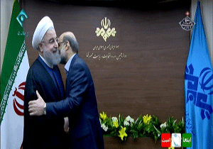 لحظه ورود روحانی به جام جم برای حضور در مناظره سوم + فیلم