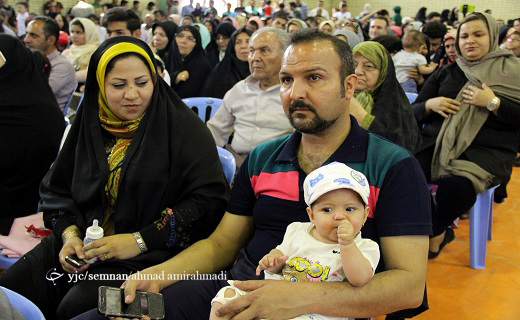 جشنواره رایحه محمدی بر تن گل های زندگی برگزار شد