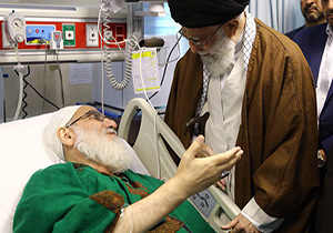عیادت رهبر انقلاب از آیت‌الله هاشمی شاهرودی + فیلم