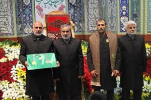 قهرمان کشتی مدال های طلای خود را به حسینیه اعظم زنجان اهدا کرد