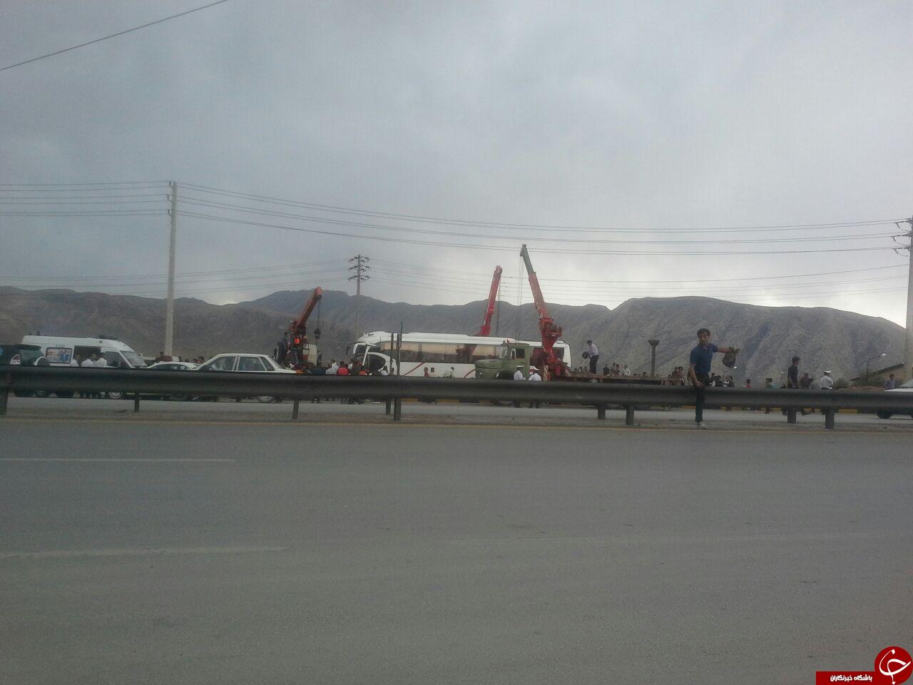 واژگونی اتوبوس مسافربری در جاده شیراز + تصاویر