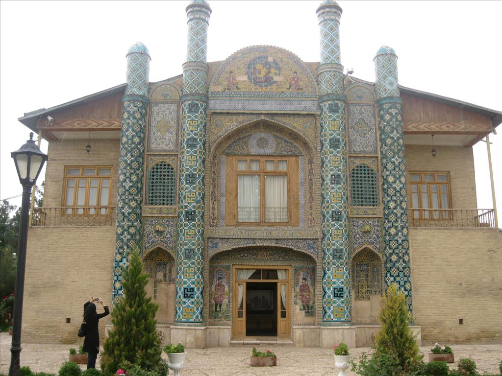 زلزله به عمارت و آیینه&zwnj;خانه مفخم آسیب زد/ انتقال اشیای موزه به محل امن