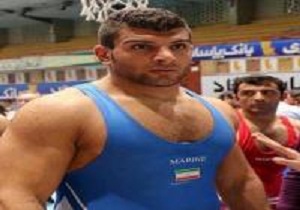 یداله محبی   نشان خوش رنگ طلا  را بر گردن آویخت