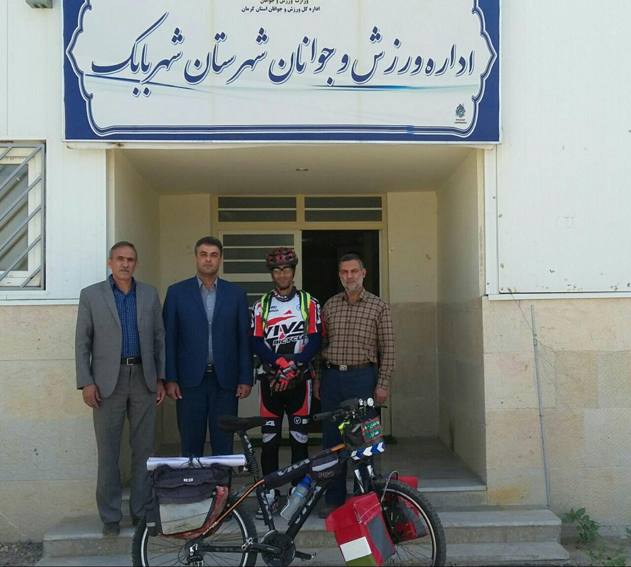 دوچرخه سوار ایرانگرد مازندرانی وارد شهربابک شد
