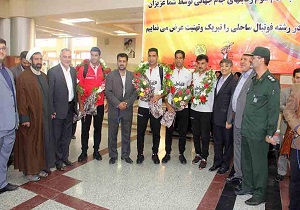 آیین استقبال از سرمربی و بازیکنان یزدی تیم ملی فوتبال ساحلی قهرمان آسیا