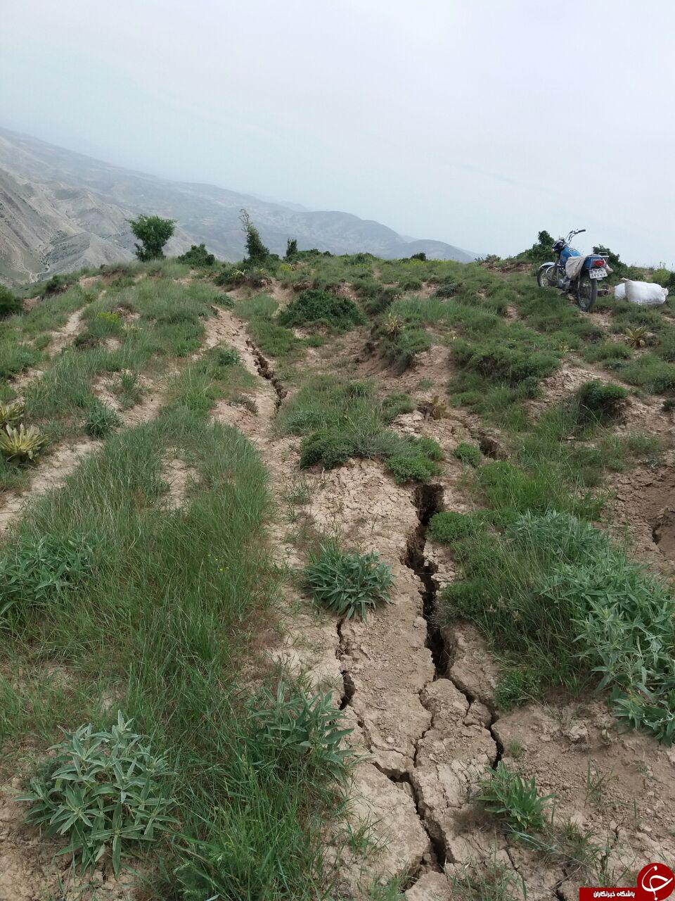 شکاف زمین بر اثر زلزله در ناوه + تصاویر