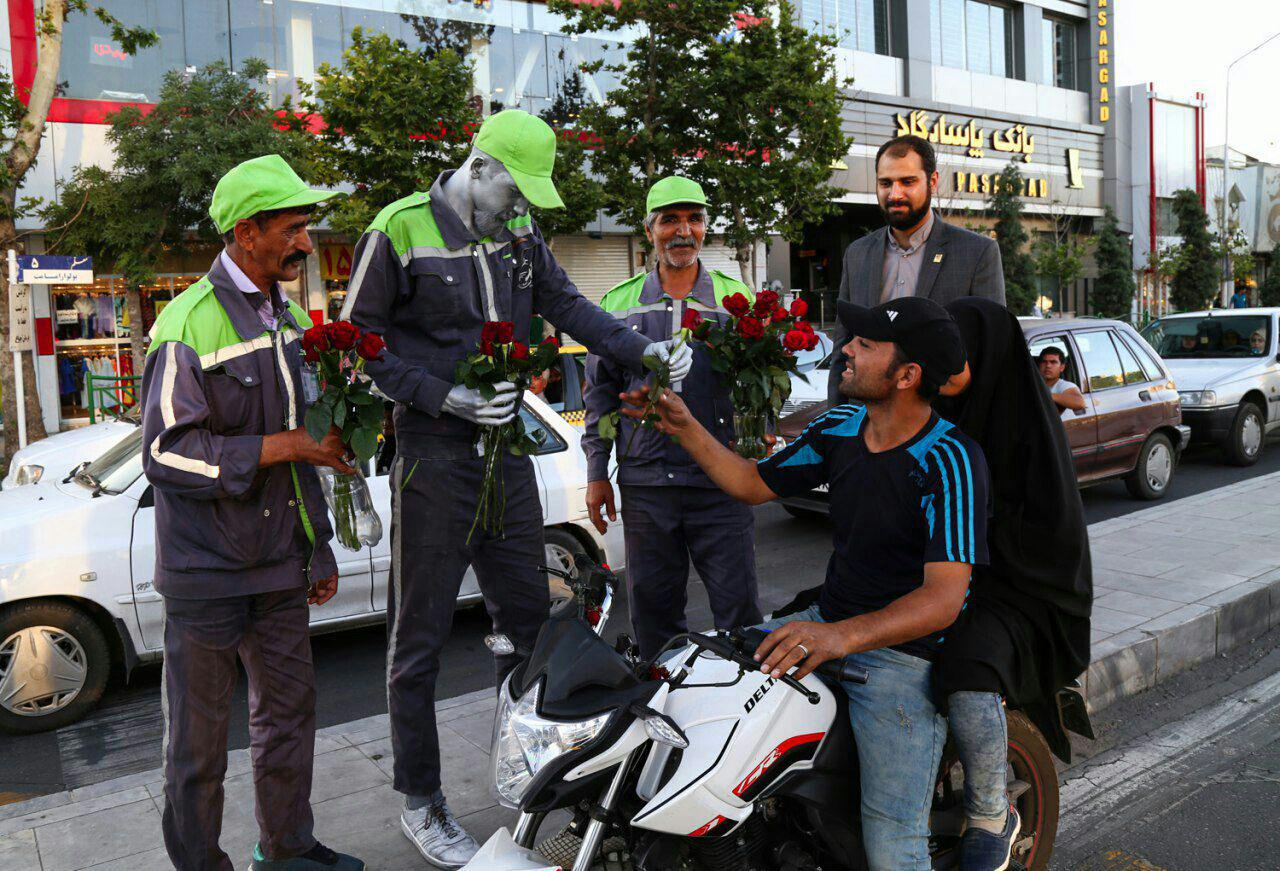 اهدای شاخه گل در تقاطع&zwnj;های منتخب سطح شهر