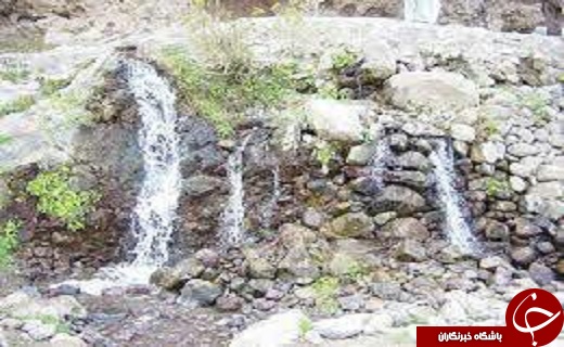 چشمه ای جوشان  در دل صخره