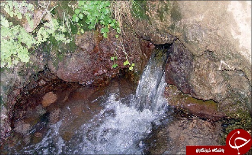 چشمه ای جوشان  در دل صخره