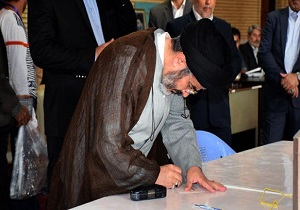امام جمعه ارومیه رای خود را به صندوق انداخت