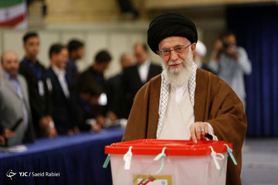 رهبر معظم انقلاب آراء خود را به صندوق انداختند